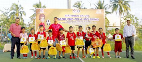 BTC giải trao thưởng cho đội Lê Thánh Tông (TX Bình Minh- Vĩnh Long) giành chức vô địch.