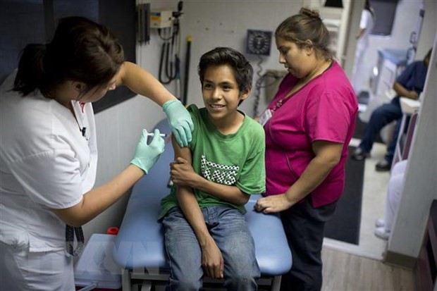 Tiêm vắcxin phòng bệnh sởi, quai bị, rubella cho người dân ở California, Mỹ. (Nguồn: AFP/TTXVN)