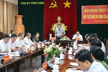 Ông Bùi Văn Nghiêm- Phó Bí thư Tỉnh ủy, Chủ tịch HĐND tỉnh- đóng góp ý kiến.