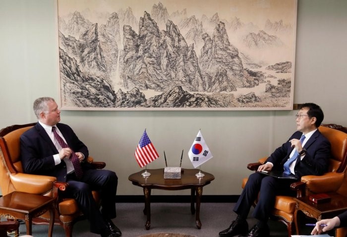 Đặc phái viên Biegun (trái) trong cuộc gặp với đặc phái viên Lee Do-hoon tại thủ đô Seoul, Hàn Quốc (Ảnh: Reuters)