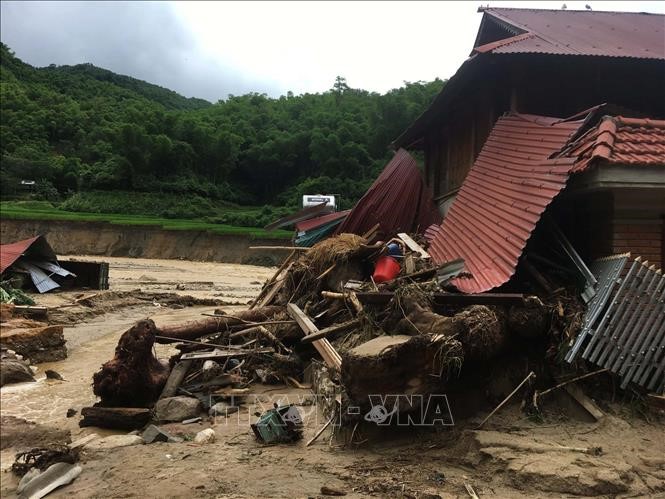 Nhà và tài sản của người dân bản Sa Ná (Thanh Hóa) tan hoang sau lũ dữ hồi đầu tháng 8. Ảnh: Trịnh Duy Hưng/TTXVN