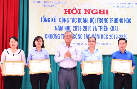 Ông Phạm Văn Hồng- Phó Giám đốc Sở GD- ĐT trao bằng khen UBND tỉnh cho các tập thể.
