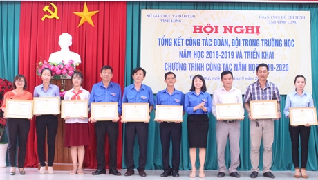 Chị Nguyễn Thụy Yến Phương- Phó Bí thư Tỉnh Đoàn, Chủ tịch Hội đồng đội tỉnh trao bằng khen UBND tỉnh cho các cá nhân.