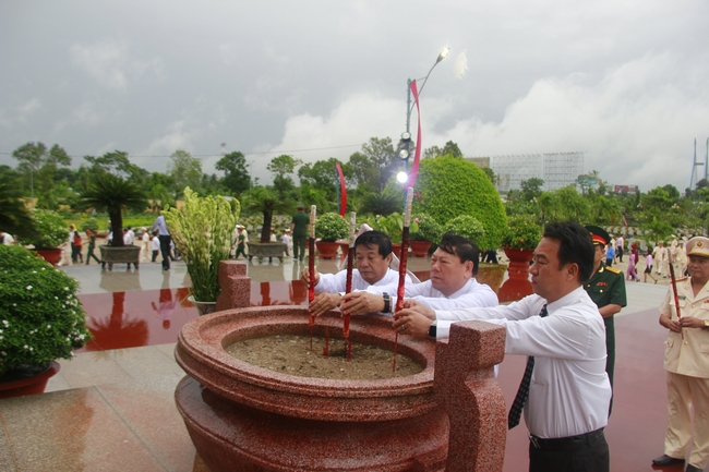 Lãnh đạo Tỉnh ủy, HĐND, UBND, UBMTTQ đặt vòng hoa và thắp hương tưởng niệm các anh hùng liệt sĩ.