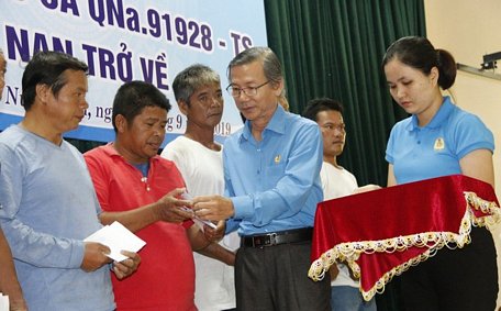  Ông Phan Minh Á, Phó Chủ tịch Thường trực LĐLĐ tỉnh Quảng Nam trao quà hỗ trợ các ngư dân