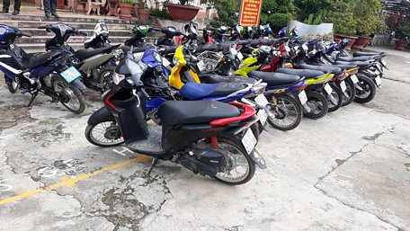 Phương tiện của nhóm thanh thiếu niên cổ vũ và tụ tập đua xe trái phép bị Công an huyện Vũng Liêm thu giữ.