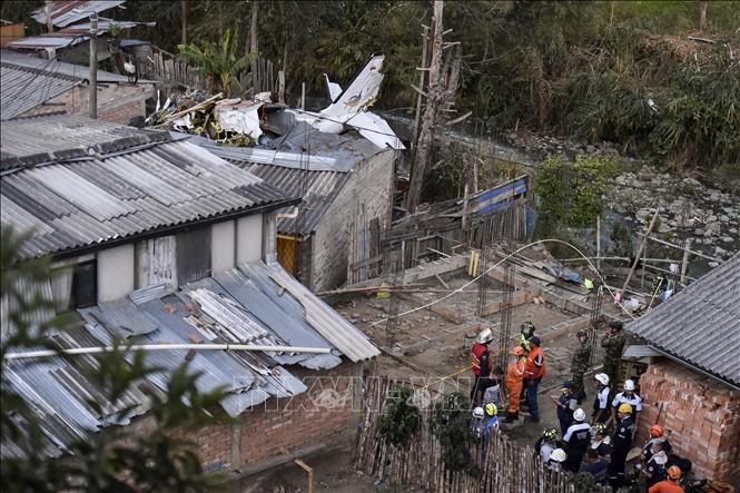 Lực lượng cứu hộ làm nhiệm vụ tại hiện trường vụ rơi máy bay ở Popayan, miền Tây Nam Colombia ngày 15/9/2019. Ảnh: AFP/TTXVN