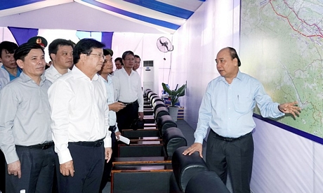 Thủ tướng Nguyễn Xuân Phúc (bìa phải) tại lễ khởi công.Ảnh: VGP
