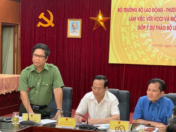 Chủ tịch VCCI Vũ Tiến Lộc (bìa trái) cho rằng giảm giờ làm/tuần sẽ khiến doanh nghiệp 
