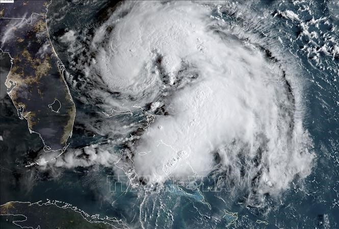 Bão nhiệt đới Humberto di chuyển gần tới khu vực quần đảo Bahamas ngày 15/9/2019. Ảnh: AFP/TTXVN