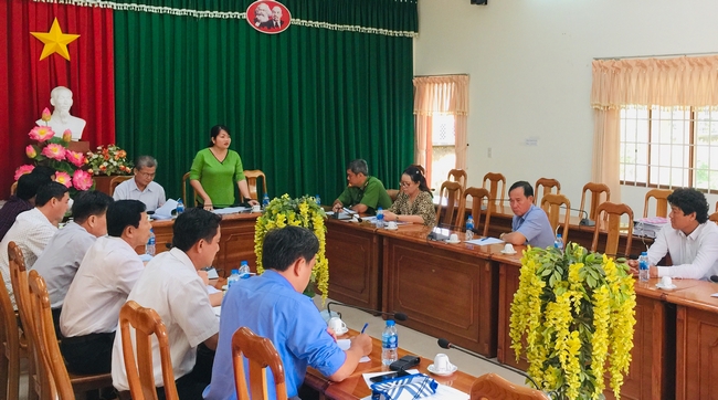 Đoàn giám sát làm việc với các doanh nghiệp khai thác cát trên địa bàn huyện Trà Ôn.
