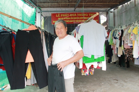 Chú Phạm Văn Kiện- cha của anh Tiến- ở cửa hàng 0 đồng. Chú là người hỗ trợ ủng hộ con trai thành lập cửa hàng này.