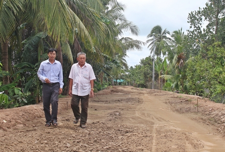 Ông Nguyễn Thành Đắc đã hiến 250m2 đất để cùng Nhà nước xây đường giao thông nông thôn.