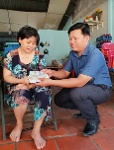 Trao tiền bạn đọc giúp chị Nguyễn Thị Thanh Thúy