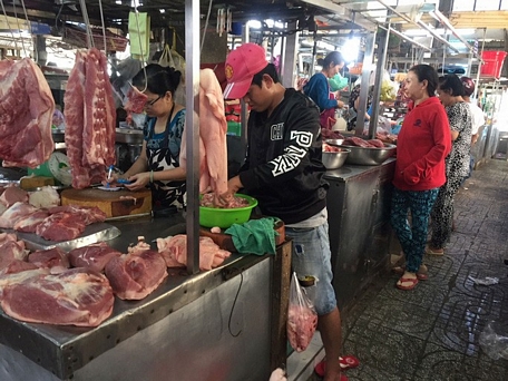  Thịt heo bán lẻ tại chợ ở TP HCM Ảnh: NGUYỄN HẢI
