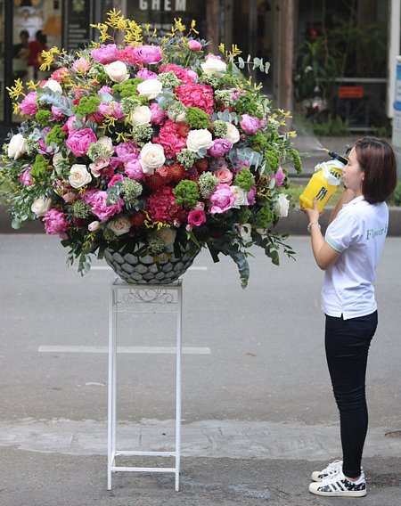  Bình hoa 60 triệu đồng gồm hơn 300 bông hồng Ecuador và hoa mẫu đơn được một cửa hàng tại TP.HCM bán ra dịp 20/10. Ảnh: V.N.