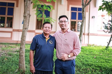 Ông Phạm Công Toàn (bìa trái) đã có gần 40 năm vào Vĩnh Long sinh sống và làm việc.