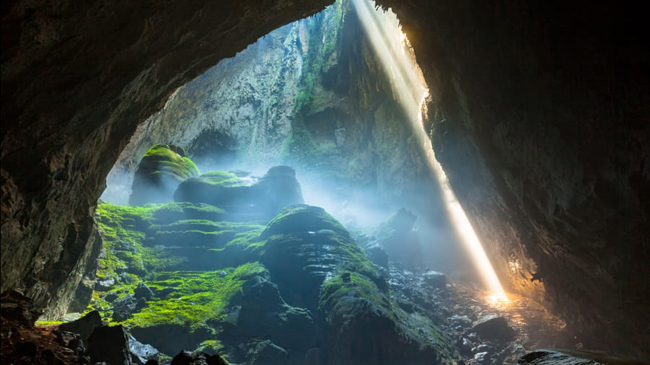  Sơn Đoòng – hang động lớn nhất thế giới- tại Vườn Quốc gia Quốc gia Phong Nha - Kẻ Bàng, tỉnh Quảng Bình.