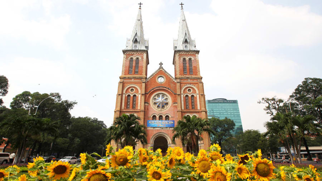  Nhà thờ Đức Bà được khánh thành năm 1880 tại Sài Gòn.