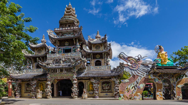  Chùa Linh Phước, còn được gọi là chùa Ve Chai với kiến trúc độc đáo tại thành phố Đà Lạt.