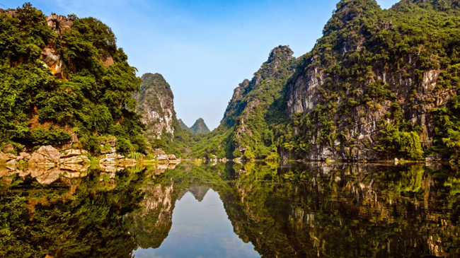  Sông Ngô Đồng đưa du khách qua Tam Cốc – danh thắng du lịch nổi tiếng của Ninh Bình.
