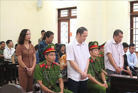 Các bị cáo trong vụ án gian lận điểm thi THPT Quốc gia năm 2018 tại Hà Giang trước giờ tuyên án. Ảnh: TTXVN