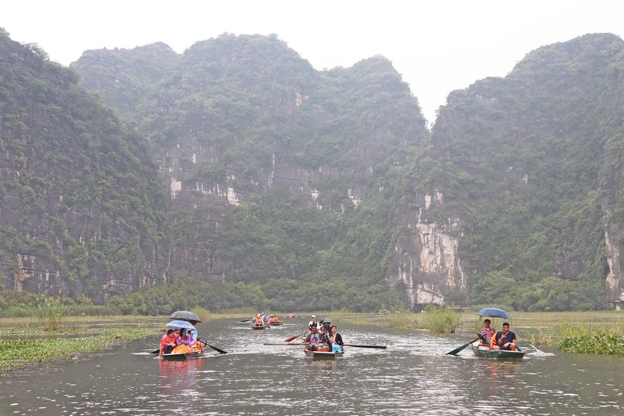 Trong suốt chuyến đi, du khách được ngắm nhìn những dải núi đá kỳ thú hoặc quan sát những loại thủy sinh phong phú xao động dưới làn nước.