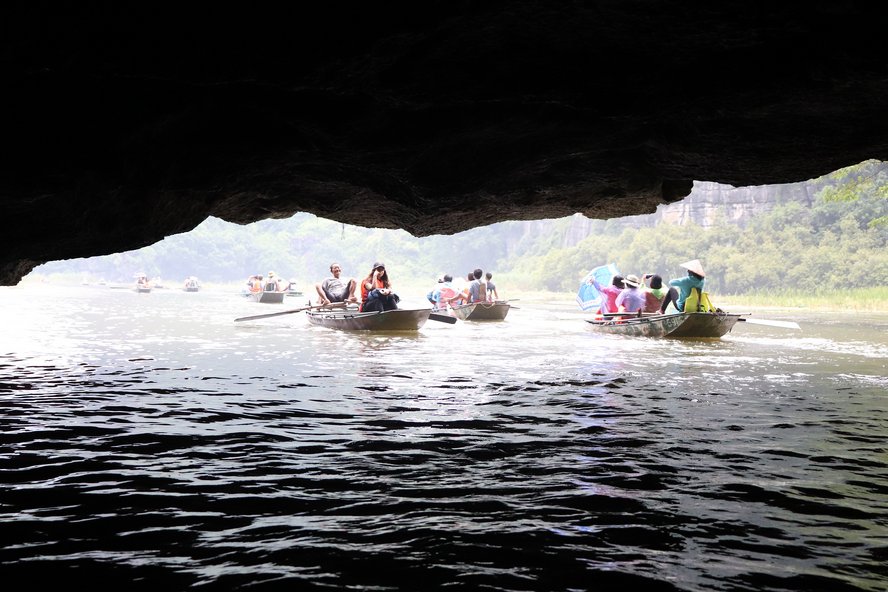 Tam Cốc có nghĩa là ba hang gồm: hang Cả, hang Hai, và hang Ba. Cả ba hang đều có dòng sông Ngô Đồng đâm xuyên qua núi tạo thành.