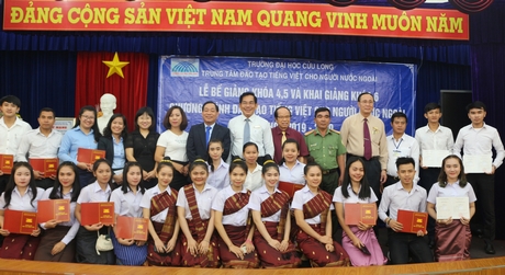 Trung tâm đào tạo Tiếng Việt cho người nước ngoài tại Trường ĐH Cửu Long trao chứng chỉ Tiếng Việt cho học sinh nước ngoài.
