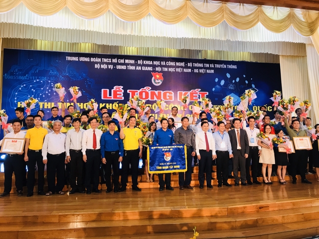 Tỉnh Tây Ninh nhận cờ đăng cai tổ chức hội thi lần thứ VIII.
