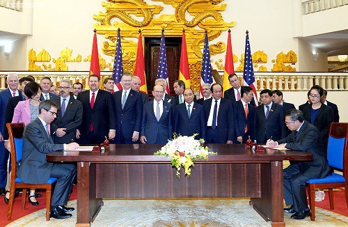 Thủ tướng Nguyễn Xuân Phúc, Bộ trưởng Thương mại Wilbur Ross cùng các quan chức hai nước chứng kiến lễ ký kết các hợp đồng thương mại quan trọng - Ảnh: VGP/Quang Hiếu