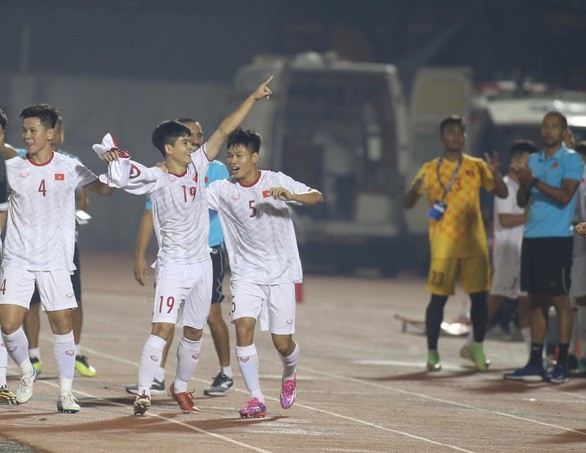 Các cầu thủ U19 Việt Nam ăn mừng sau khi ghi bàn mở tỉ số trước Đảo Guam - Ảnh: N.K.