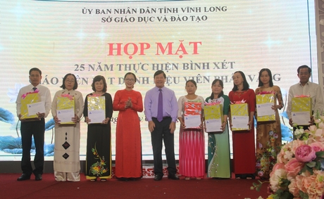 Bí thư Tỉnh ủy- Trần Văn Rón và Giám đốc Sở GD- ĐT Nguyễn Thị Quyên Thanh trao quà cho các nhà giáo đạt danh hiệu Viên phấn vàng có hoàn cảnh khó khăn.