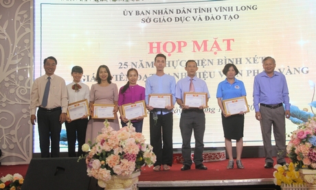 Phó Chủ tịch phụ trách UBND tỉnh- Lữ Quang Ngời và Chủ tịch Ủy ban MTTQVN tỉnh- Lê Quang Đạo trao giải cho các đội tham dự hội thi bánh dân gian.