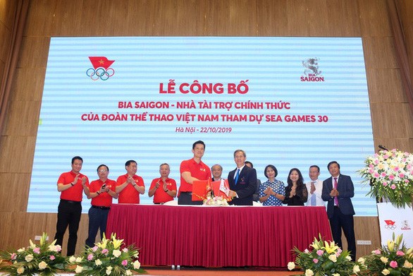 Lễ ký hợp đồng tài trợ cho đoàn thể thao Việt Nam tham dự SEA Games 30 - Ảnh: NAM KHÁNH