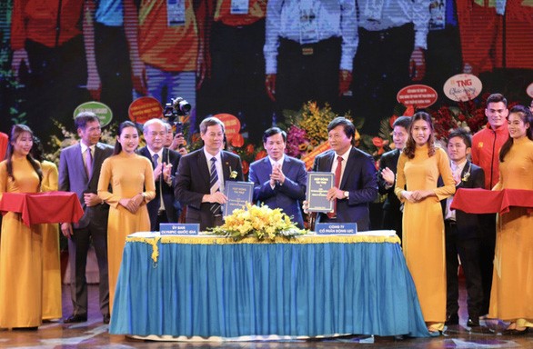 Ông Lê Văn Thành (phải) Chủ tịch kiêm Tổng giám đốc Công ty CP Động Lực ký hợp đồng tài trợ cho Ủy ban Olympic Việt Nam giai đoạn 2020- 2022- Ảnh: QUÝ LƯỢNG