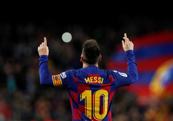 Hình ảnh ăn mừng quen thuộc của Lionel Messi sau khi lập hat-trick - Ảnh: Reuters