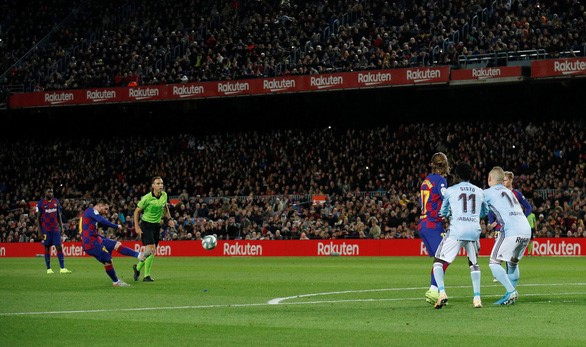 Lionel Messi với cú sút phạt chân trái tuyệt đẹp nâng tỉ số lên 3-1 cho Barca - Ảnh: reuters