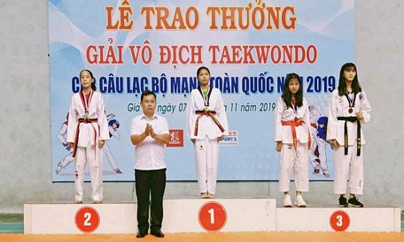 VĐV Thị Cẩm Hồng (Vĩnh Long) giành HCV hạng cân 37kg lứa tuổi 12- 14.