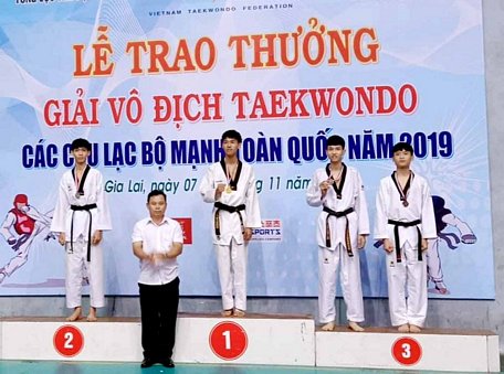  VĐV Lê Thành Tân (Vĩnh Long) giành HCB hạng cân -48kg lứa tuổi 15- 17.