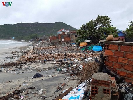 Khu dân cư thôn Hòa An, xã Xuân Hòa, thị xã Sông Cầu tiếp tục bị sóng lớn đánh, nhiều nhà dân bị hư hỏng.