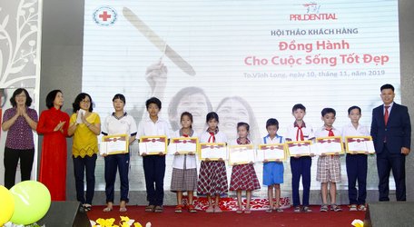 Đại diện Công ty TNHH Bảo hiểm Nhân thọ Prudential Việt Nam và Hội Chữ thập đỏ tỉnh trao học bổng cho học sinh hiếu học có hoàn cảnh khó khăn.