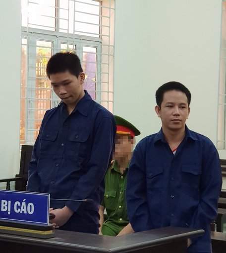 Bị cáo Bình (phải) và Khiêm tại phiên tòa sơ thẩm sáng 8/11/2019.