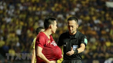 Trọng tài Jumpei Iida bắt chính trận Việt Nam-Thái Lan tại King's Cup 2019. (Ảnh: Nguyễn Minh Tiến/TTXVN)