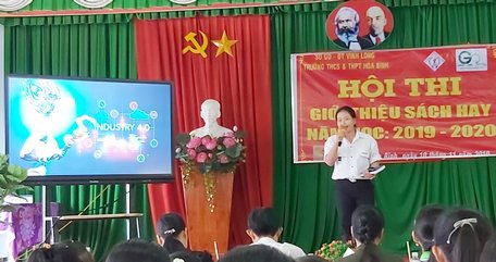 Phần thi nhận được tràng pháo tay lớn của cả hội trường giới thiệu quyển sách “Tôi, tương lai và thế giới” của em Lê Huỳnh Như (lớp 12A8).