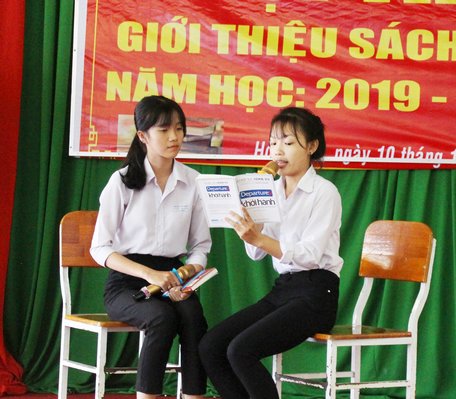 Sân khấu sinh động hơn với phần diễn kịch của Phan Thị Mỹ Linh (lớp 12A5).