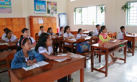 Ngoài việc học Tiếng Việt cùng học sinh người Kinh, số học sinh tiểu học người Khmer trong tỉnh cũng được tổ chức học chữ Khmer theo chương trình quy định của Bộ GD-ĐT.