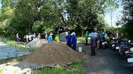 Đội Xây cầu từ thiện xã Tân Hưng đang thi công.