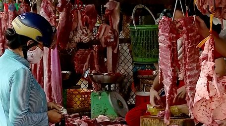 Lượng khách mua phục vụ bữa cơm hàng ngày giảm, nhưng giá thịt lợn ở Trà Vinh vẫn tăng cao kỷ lục.