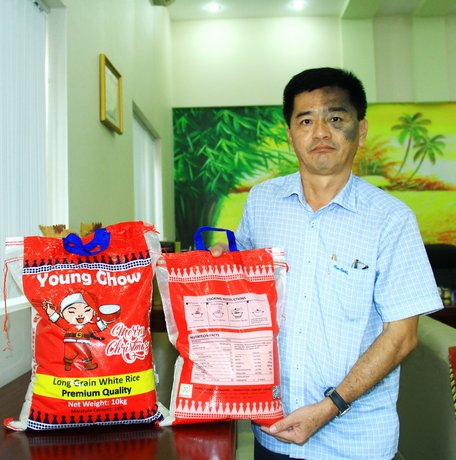 Ông Nguyễn Văn Thành giới thiệu thương hiệu gạo Phước Thành IV xuất khẩu vào thị trường Philippines, với đầy đủ thông tin, mã code truy xuất nguồn gốc.